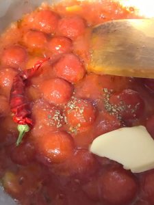 Cooking the tomatoe sauce